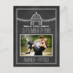 Foto Schuur Chalkboard Bruiloft Save The Date Kaar Aankondigingskaart<br><div class="desc">Photo Barn Chalkboard Wedding Save The Date Kaarten hebben een krijtbordachtergrond met een witte schuur aan de bovenkant en witte snaarlichten. Verander het afbeelding van het demo-koppel in een van uw eigen.</div>