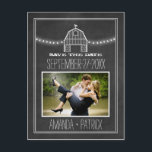 Foto Schuur Chalkboard Bruiloft Save The Date Kaar Aankondigingskaart<br><div class="desc">Photo Barn Chalkboard Wedding Save The Date Kaarten hebben een krijtbordachtergrond met een witte schuur aan de bovenkant en witte snaarlichten. Verander het afbeelding van het demo-koppel in een van uw eigen.</div>