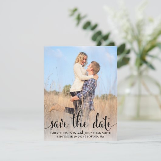 Foto Sla de datumkaarten op, Black Rustic Script Save The Date (Staand voorkant)