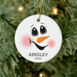 Foto Snowman Face Keramisch Ornament<br><div class="desc">Deze schattige sneeuwpop staat op ornament met jouw naam en het jaar aan de ene kant een favoriete foto van je kind/kleinkind aan de achterkant zou er geweldig uitzien op je boom! Het maakt een geweldig geheugen of geschenk! Haal ze voor al je vrienden en familie... Ze zullen er zo...</div>