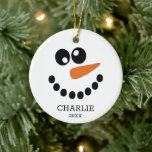 Foto Snowman Face Keramisch Ornament<br><div class="desc">Deze schattige sneeuwpop met jouw naam en het jaar en een favoriete foto van je kind/kleinkind op de rug zouden er geweldig uitzien op je boom! Het maakt een geweldig geheugen of geschenk! Haal ze voor al je vrienden en familie... Ze zullen er zo schattig uitzien op hun bomen!</div>