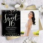 Foto Sweet 16 Birthday Modern Black Real Gold Folie Uitnodiging<br><div class="desc">"Happy Sweet 16". Verstuur deze verbluffende, dunne, meisjesachtige, feestelijke, moderne, gepersonaliseerde, op maat gesneden, echte gouden foliepartijuitnodiging voor een evenement om het te herinneren. De gouden manuscripttypografie en de confetti bekleden een zwarte achtergrond op de linkerhelft van de kaart. Rechts staat een aangepaste foto van het verjaardagsmeisje. En faux goud...</div>