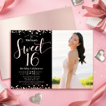Foto Sweet 16 Birthday Modern Real Roos Gold Folie Uitnodiging<br><div class="desc">"Happy Sweet 16". Verstuur deze verbluffende, dunne, meisjesachtige, feestelijke, moderne, gepersonaliseerde, op maat gesneden, echte gouden foliepartijuitnodiging voor een evenement om het te herinneren. De gouden het manuscripttypografie van het roos en confetti bekleden een zwarte achtergrond op de linkerhelft van de kaart. Rechts staat een aangepaste foto van het verjaardagsmeisje....</div>