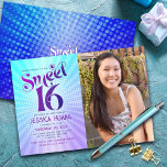 Foto Sweet 16 Groovy Paarse Blauwe Gradiënt Retro Kaart<br><div class="desc">"Gelukkige zoete 16 verjaardag". Stuur deze coole boho retro, gepersonaliseerde foto party uitnodiging voor een evenement om te onthouden. Aan de linkerkant, leuke, trendy, gedurfde paarse en marineblauwe typografie met moderne sans serif typografie overlay een achtergrond van pop lichte turquoise en paarse ombre gradiënt stralen met witte stippen. Een foto...</div>