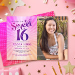Foto Sweet 16 Groovy Roze Sinaasappel Gradient Ret Kaart<br><div class="desc">"Gelukkige zoete 16 verjaardag". Stuur deze coole boho retro, gepersonaliseerde foto party uitnodiging voor een evenement om te onthouden. Aan de linkerkant, leuke, trendy, gedurfde donkerroze en paarse typografie met moderne sans serif typografie overlay een achtergrond van pop licht sinaasappel en roze ombre gradiënt stralen met witte stippen. Een foto...</div>