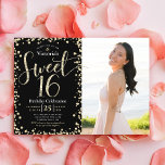 Foto Sweet 16 Modern Black Gold Glitter Birthday Kaart<br><div class="desc">"Happy Sweet 16". Verstuur deze verbluffende, dunne, girale, elegante, moderne, gepersonaliseerde uitnodiging van de partij van de douanefoto voor een gebeurtenis om zich te herinneren. Gold glitter script typografie en confetti bedekken een zwarte achtergrond op de linkerhelft van de kaart. Rechts staat een aangepaste foto van het verjaardagsmeisje. Meer gouden...</div>