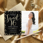 Foto Sweet 16 Modern Gold Black Glitter Birthday Kaart<br><div class="desc">"Happy Sweet 16". Verstuur deze verbluffende, dunne, girale, elegante, moderne, gepersonaliseerde uitnodiging van de partij van de douanefoto voor een gebeurtenis om zich te herinneren. Gold glitter script typografie en confetti bedekken een zwarte achtergrond op de linkerhelft van de kaart. Rechts staat een aangepaste foto van het verjaardagsmeisje. Extra gouden...</div>