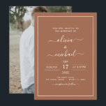 Foto Terracotta Boho Wedding Simple Invitation Kaart<br><div class="desc">Terra Cotta Brown Boho Bohemian Wedding Spring of Summer Photo on Back Wedding Invitations - bevat prachtige en elegante scripttypografie met een moderne,  eenvoudige en klassieke kleur voor de speciale viering op de dag van de bruiloft.</div>