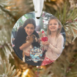 Foto toevoegen Kerstfeest met Dancing Snowman Ornament<br><div class="desc">VOEG UW FOTO TOE / PERSONALISEER. Een kerstversiering/decoratie waarmee u eenvoudig en eenvoudig uw foto op voor- en achterkant kunt uploaden. Dit Ornament beschikt over een vrolijke sneeuwman dansen, snoepriet in de hand, omringd door sneeuwvlokken. Deze JOYFULL-afbeelding bedekt de onderkant van uw persoonlijke foto en voegt een feestelijke touch toe....</div>