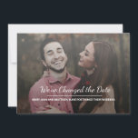 Foto-uitnodiging voor uitgestelde bruiloft save the date<br><div class="desc">Gebeurtenissen kunnen een spaak in het wiel steken, maar je kan je gasten nog steeds laten zien dat je hiermee bezig bent, alleen zal het een beetje later zijn dan gepland. Voeg je favoriete verlovingsfoto toe aan deze "datumwijziging" aankondigingskaart. "We hebben de datum gewijzigd" is geschreven in een groot modern...</div>