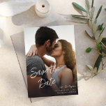 Foto V MOD Chic 4 LG Save the Date Kaart<br><div class="desc">Maak een mooie, unieke & chique Bewaar de Datumuitnodiging / kaart met uw foto en uw foto V MOD Chic 4 LG Bewaar de Datumuitnodiging Kaarten. In een minimalistische, moderne, eenvoudige stijl beschikt deze Save the Date over u. Uw foto creëer is de meest unieke Save the Date tijdens het...</div>