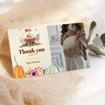 Foto Vallen in Liefde Baby Woodland Baby shower Bedankkaart<br><div class="desc">Leg de magie van uw baby shower vast met onze "Falling in Love" Baby Woodland Baby shower Thank You Card met een kostbare foto van uw speciale dag! Personaliseer uw dankbaarheid door een gekoesterde foto uit uw baby shower toe te voegen, omringd door charmante boswezens en een oprechte boodschap. Elke...</div>