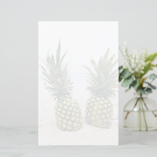 Foto van 2 ananassen op een strand (Staand voorkant)