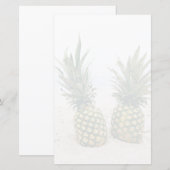 Foto van 2 ananassen op een strand (Voorkant / Achterkant)