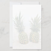 Foto van 2 ananassen op een strand (Voorkant)