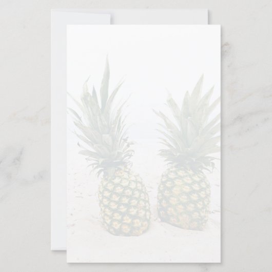 Foto van 2 ananassen op een strand (Voorkant)