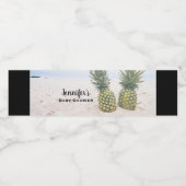 Foto van 2 ananassen op een strand Baby shower Waterfles Etiket (Enkel label)