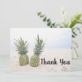 Foto van 2 ananassen op een strand bedankkaart (Staand voorkant)