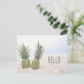 Foto van 2 ananassen op een strand briefkaart (Staand voorkant)