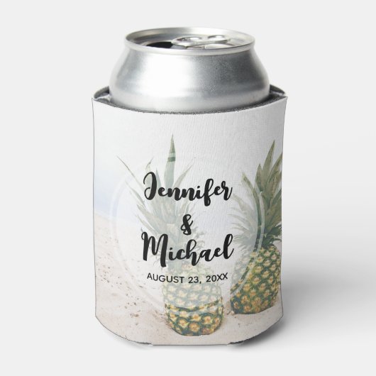 Foto van 2 ananassen op een strand bruiloft blikjeskoeler (Blikje Voorkant)