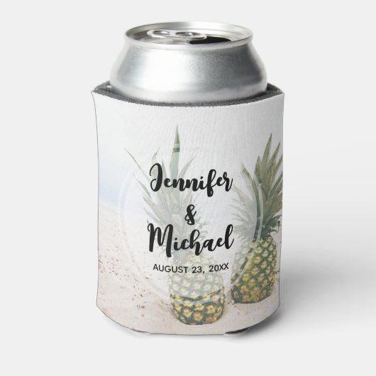 Foto van 2 ananassen op een strand bruiloft blikjeskoeler (Blikje Achterkant)