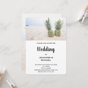 Foto van 2 ananassen op een strand bruiloft kaart