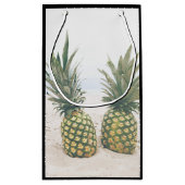 Foto van 2 ananassen op een strand bruiloft klein cadeauzakje (Achterkant)