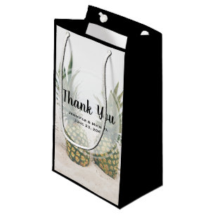 Foto van 2 ananassen op een strand bruiloft klein cadeauzakje