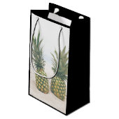 Foto van 2 ananassen op een strand bruiloft klein cadeauzakje (Achterkant Gekanteld)