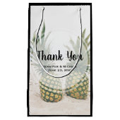 Foto van 2 ananassen op een strand bruiloft klein cadeauzakje (Voorkant)