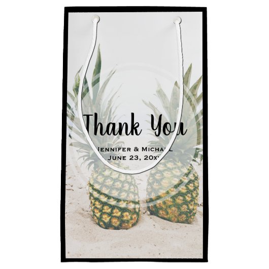 Foto van 2 ananassen op een strand bruiloft klein cadeauzakje (Voorkant)