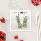 Foto van 2 ananassen op een strand bruiloft servet (Insitu)