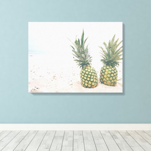 Foto van 2 ananassen op een strand canvas afdruk (Insitu (Houten vloer))