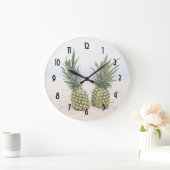 Foto van 2 ananassen op een strand grote klok (Huis)