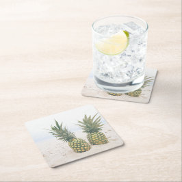 Foto van 2 ananassen op een strand kartonnen onderzetters