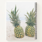 Foto van 2 ananassen op een strand notitieboek (Achterkant)