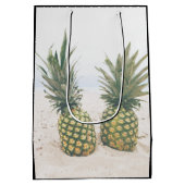 Foto van 2 ananassen op een strand op de geboorte. medium cadeauzakje (Achterkant)