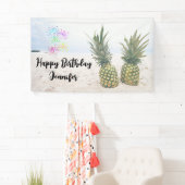 Foto van 2 ananassen op een strand op de geboorte. spandoek (Insitu)