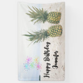 Foto van 2 ananassen op een strand op de geboorte. spandoek (Verticaal)