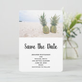 Foto van 2 ananassen op een strand save the date (Staand voorkant)