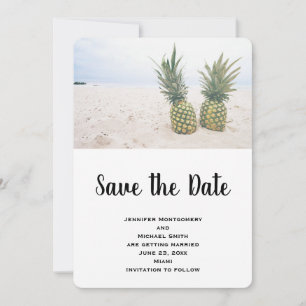 Foto van 2 ananassen op een strand save the date