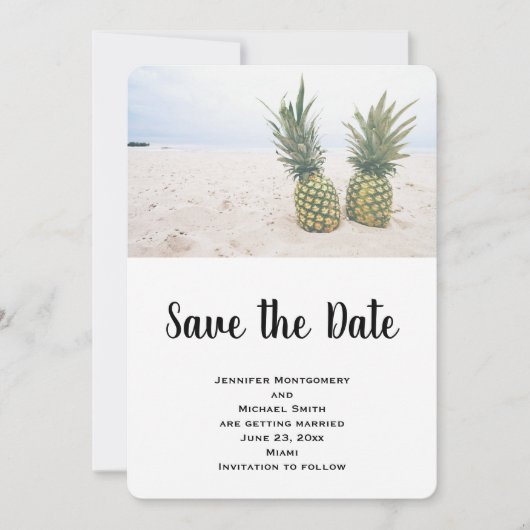 Foto van 2 ananassen op een strand save the date (Voorkant)