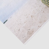 Foto van 2 ananassen op een strand tissuepapier (Detail)