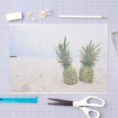 Foto van 2 ananassen op een strand tissuepapier (Craft)