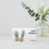 Foto van 2 ananassen op een strand visitekaartje (Staand voorkant)