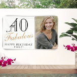 Foto van 40 en Fabulous Elegant 40th Birthday Spandoek<br><div class="desc">40 en Fabulous Modern Wit en Zwart 40e Verjaardag Fotobanner. Geweldig teken voor het 40e verjaardagsfeest met een aangepaste foto, inspirerend en grappige quote 40 en fantastisch en tekst in trendy script met een naam. De achtergrond is wit en de tekst is in zwart en gouden kleuren. Personaliseer het bord...</div>