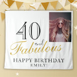 Foto van 40 en Fabulous Elegant 40th Birthday Wandkleed<br><div class="desc">40 en Fabulous Elegante 40e Verjaardag Foto Achtergrond. Geweldige achtergrond voor het 40ste verjaardagsfeest met een aangepaste foto, inspirerend en grappige quote 40 en fantastisch en tekst in trendy script met een naam. Personaliseer de achtergrond met je foto, jouw naam en het leeftijdsnummer, en maak je eigen leuke verjaardagsfeestbanner. Het...</div>
