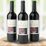 Foto van 40 en Fabulous Elegant 40th Birthday Wijn Etiket<br><div class="desc">40 en Fabulous Elegant 40th Birthday Photo Wine Label. Moderne verjaardagsachtergrond met trendy typografie. Het ontwerp heeft een douanefoto en een naam. Maak gepersonaliseerde etiketten van wijn voor 40e verjaardag. Voeg uw foto en naam toe.</div>