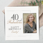 Foto van 40 en Fabulous Modern Elegant Birthday Servet<br><div class="desc">40 en Fabulous Modern Elegant Birthday Foto Napkin. Het ontwerp heeft een moderne typografie 40 en Fabulous,  Happy verjaardagstekst en de naam in zwarte en gouden kleuren - personaliseer het servet. Steek je foto in de sjabloon en maak je eigen servet.</div>