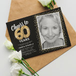 Foto van 60 jaar 60e verjaardag kaart<br><div class="desc">Elegant 60ste verjaardagsfeest met een stijlvolle zwarte achtergrond die in elke kleur kan worden veranderd,  een foto van het verjaardagsmeisje/jongen,  een gouden glitter,  zestig gouden helliumballonnen,  en een moderne 60ste verjaardagstekst-sjabloon die gemakkelijk te personaliseren is.</div>